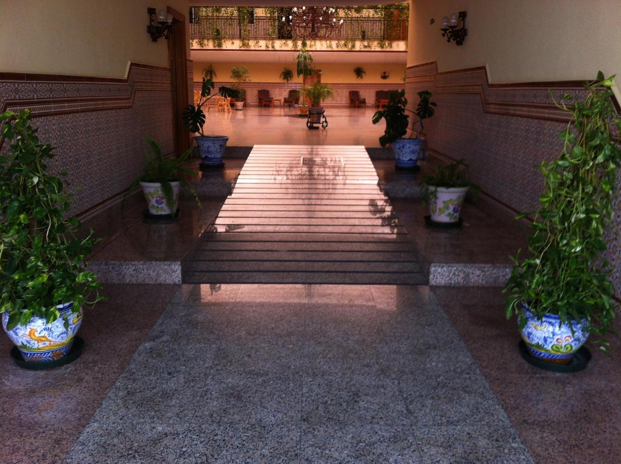 Hotel Sandra アルカラ・デ・グアダイラ エクステリア 写真
