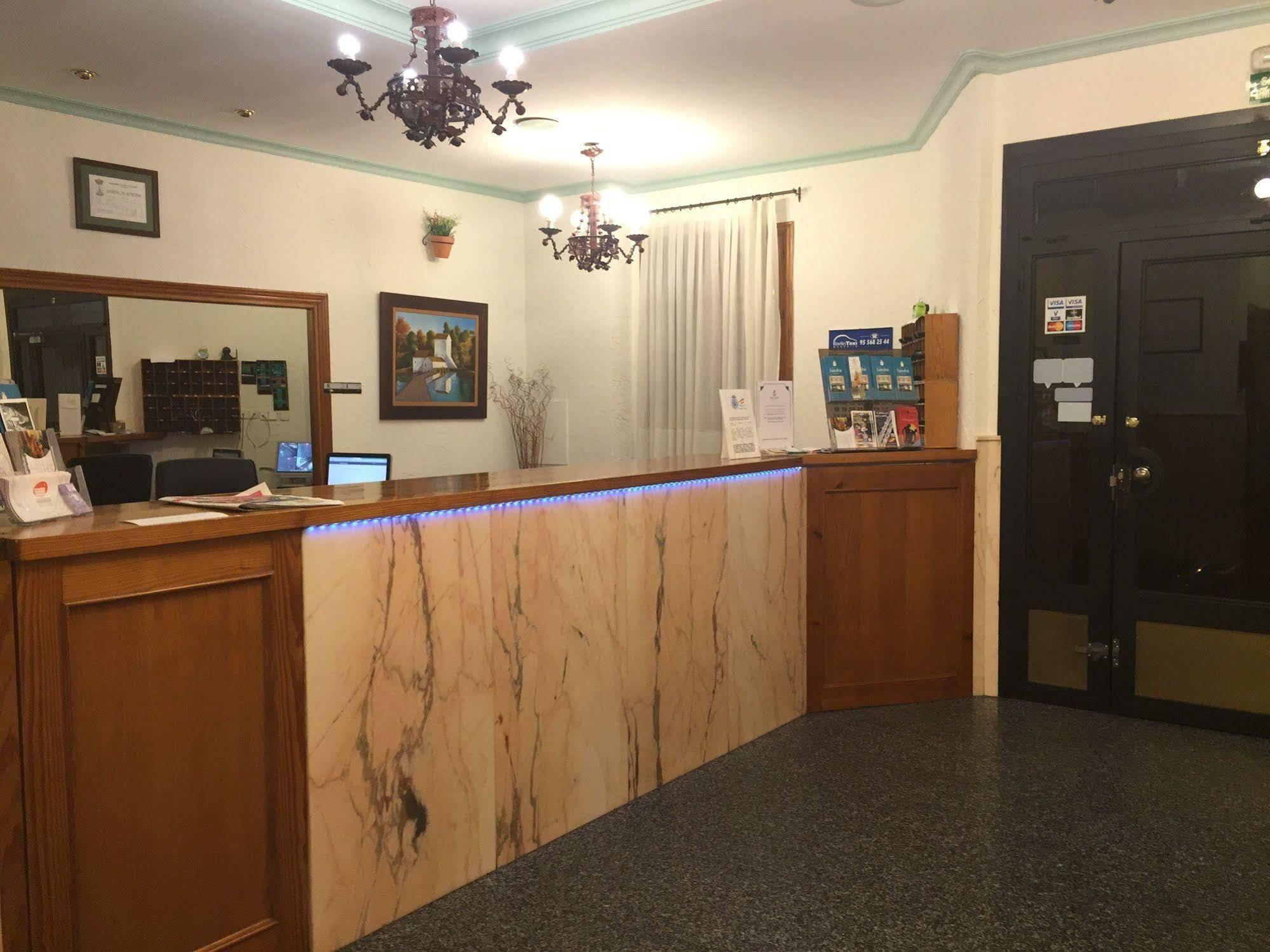 Hotel Sandra アルカラ・デ・グアダイラ エクステリア 写真